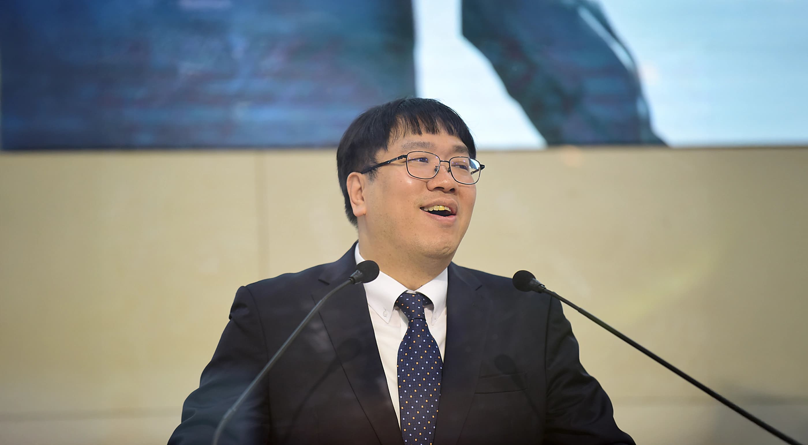 강단에서 말씀을 전하는 이정규 목사
